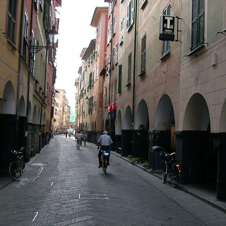 Vista Sul Carruggio, Centro Storico Di Кьявари Экстерьер фото