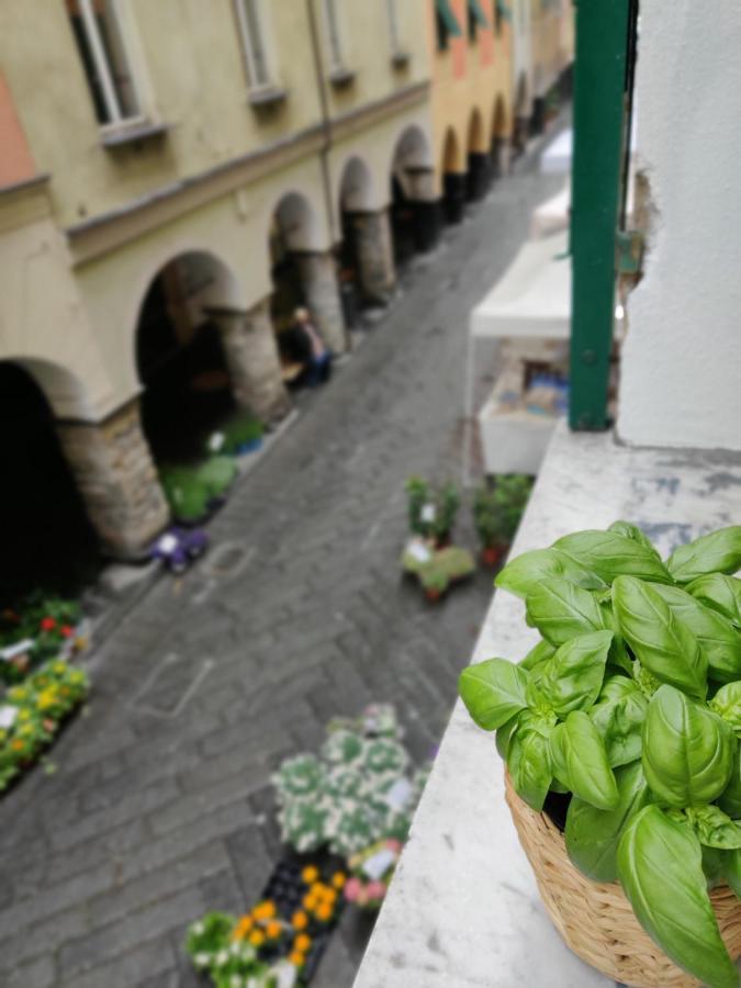 Vista Sul Carruggio, Centro Storico Di Кьявари Экстерьер фото